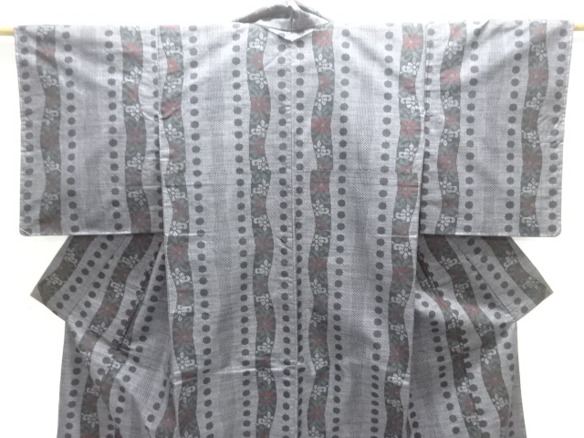  未使用品　よろけ縞に花唐草模様織り出し本場泥大島紬着物(5マルキ)